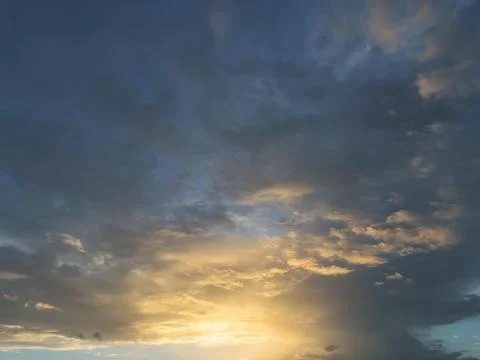 Dramatic Sunset Sky With Golden Clouds Foto stock