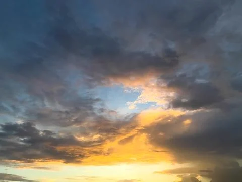 Dramatic Sunset Sky With Golden Clouds Foto stock