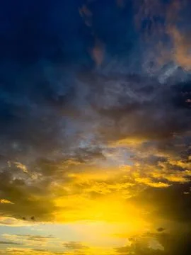 Dramatic Sunset Sky With Golden Clouds Stockfoto's
