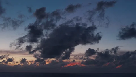 Dramatic Sunset Sky with Layered Clouds Over Sea Vídeos de archivo 337534120