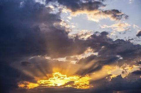 Dramatic sunset sky, light from heaven. (Cumulus) stormy clouds in summer. Fotos Stock