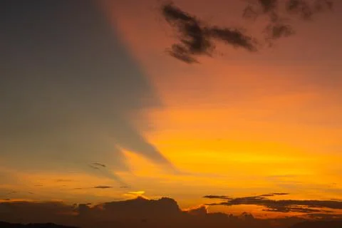 Dramatic Sunset Sky with Orange and Purple Hues Stockfoto's