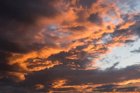 Dramatic sunset sky with orange cloud colors Dramatic sunset with stormy o... Foto stock