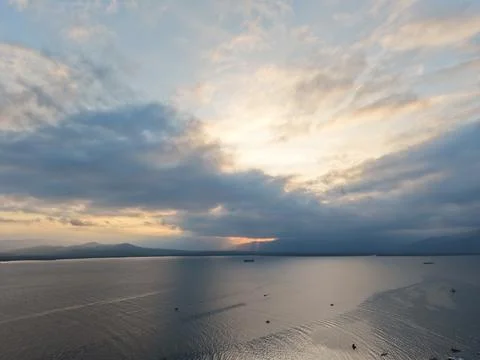 Dramatic Sunset Sky Over Calm Bay Puerto Princesa Palawan Foto stock