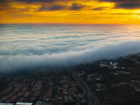Dramatic sunset sky over coastal fog bank blanketing Rancho Palos Verdes, C.. Fotos de archivo