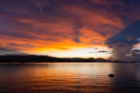 Dramatic sunset sky over the islands in Koh Samui, Thailand Foto stock