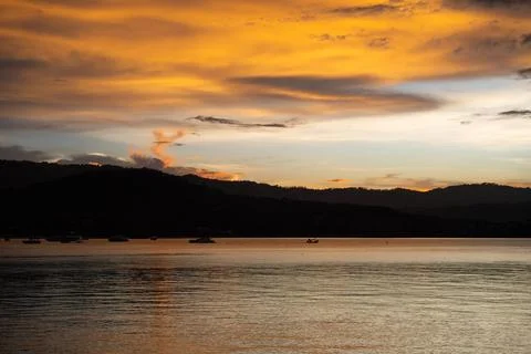 Dramatic sunset sky over the islands in Koh Samui, Thailand Foto stock