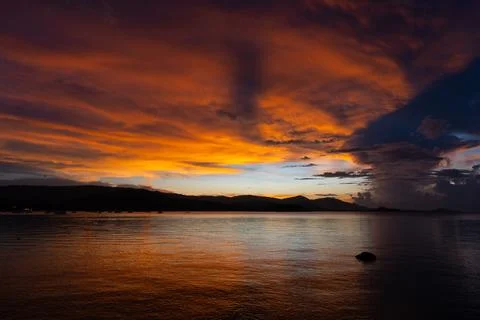 Dramatic sunset sky over the islands in Koh Samui, Thailand Foto stock