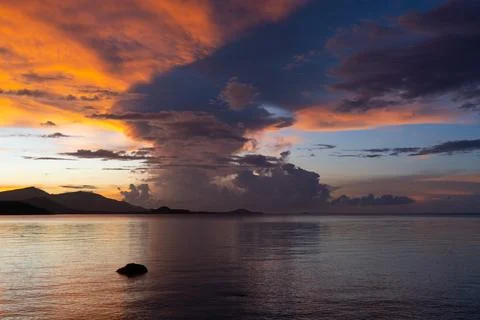Dramatic sunset sky over the islands in Koh Samui, Thailand Foto stock