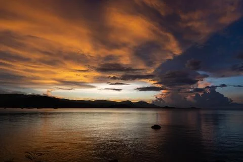 Dramatic sunset sky over the islands in Koh Samui, Thailand Foto stock