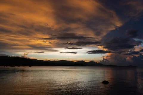 Dramatic sunset sky over the islands in Koh Samui, Thailand Foto stock