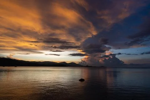 Dramatic sunset sky over the islands in Koh Samui, Thailand Foto stock