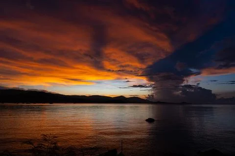 Dramatic sunset sky over the islands in Koh Samui, Thailand Foto stock