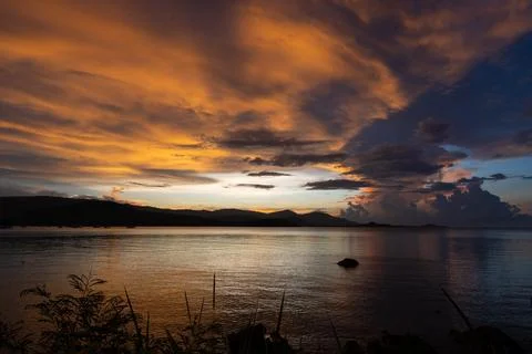 Dramatic sunset sky over the islands in Koh Samui, Thailand Foto stock