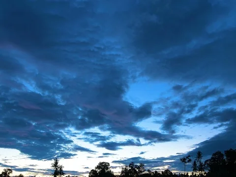 Dramatic sunset sky over the land with colorful clouds. 库存影片 77210456