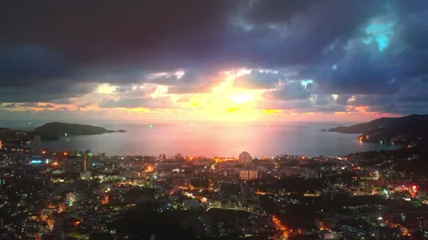 Dramatic sunset sky over Patong beach in Phuket island, Thailand, Asia Vidéo 190213155
