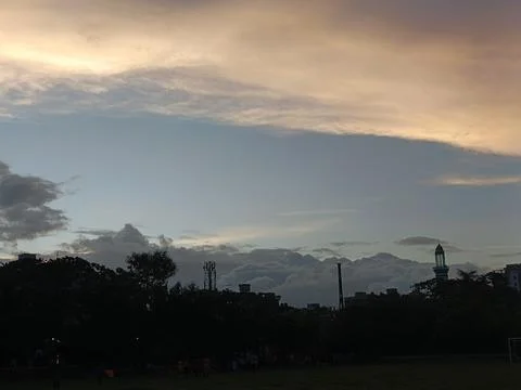 Dramatic sunset sky over silhouetted cityscape Foto stock