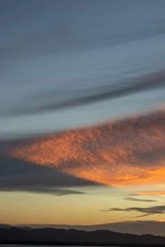 Dramatic Sunset Sky Over Silhouetted Landscape Stockfoto's