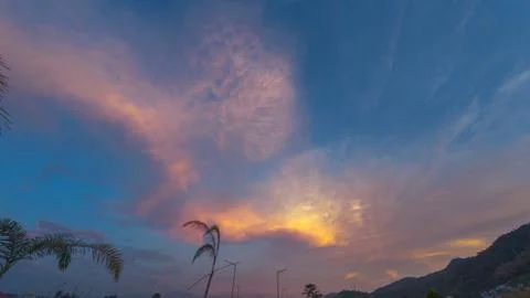 Dramatic Sunset Sky with Pink and Orange Clouds 스톡 사진
