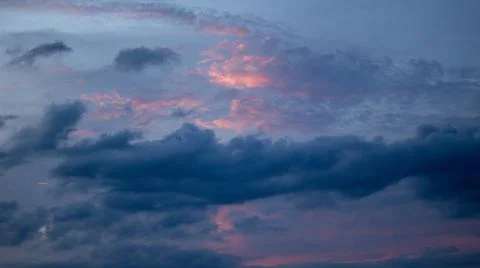 Dramatic Sunset Sky With Pink and Blue Clouds 스톡 사진