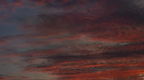 Dramatic Sunset Sky with Red and Gray Clouds Foto stock