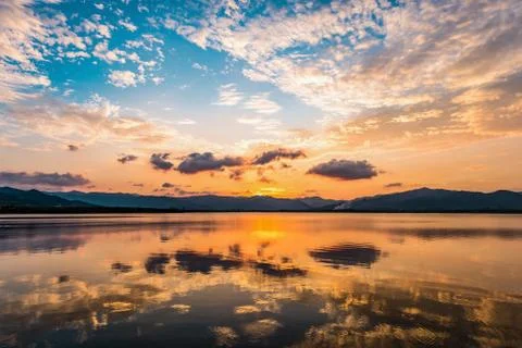 Dramatic sunset sky refecting to flat water surface Foto stock