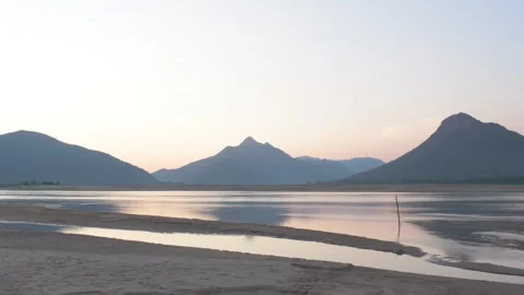 Dramatic sunset sky reflecting on swallow sandy "mahanadi" riverbed 库存影片 290333483
