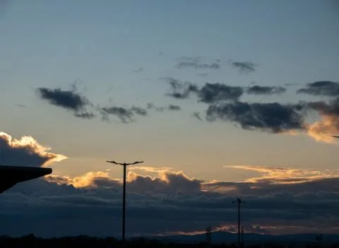 Dramatic sunset sky with silhouetted clouds and lights Foto stock
