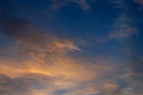Dramatic Sunset Sky With Soft Clouds 库存照片