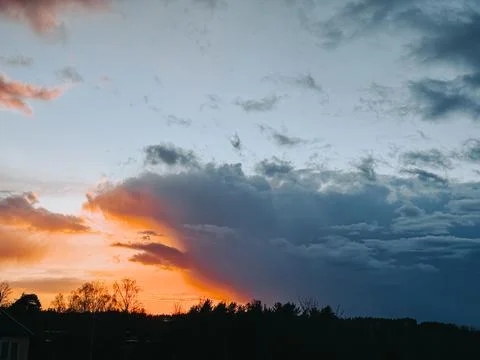 Dramatic Sunset Sky with Storm Clouds Over Forest Silhouette Stock-Fotos