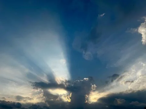Dramatic sunset sky with sunbeams Fotos Stock