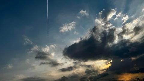 Dramatic sunset sky with sunbeams Fotos Stock