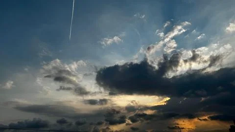 Dramatic sunset sky with sunbeams Fotos Stock