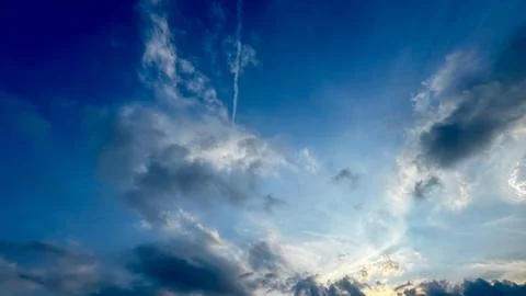 Dramatic sunset sky with sunbeams Fotos Stock