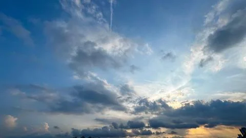 Dramatic sunset sky with sunbeams Fotos Stock