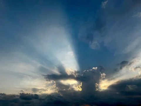 Dramatic sunset sky with sunbeams Fotos Stock