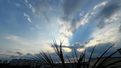 Dramatic sunset sky with sunbeams Fotos Stock