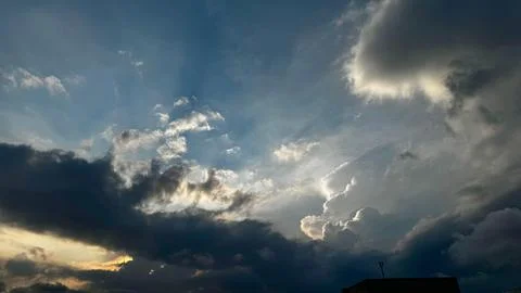 Dramatic sunset sky with sunbeams Fotos Stock