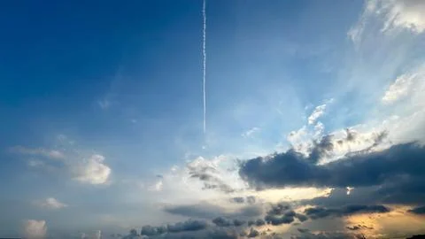 Dramatic sunset sky with sunbeams Fotos Stock