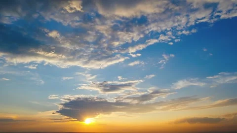Dramatic sunset sky with vibrant clouds painting the horizon, a breathtakin.. 库存影片 339342587