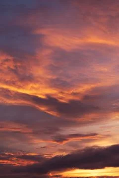 Dramatic Sunset Sky With Vibrant Clouds Foto stock
