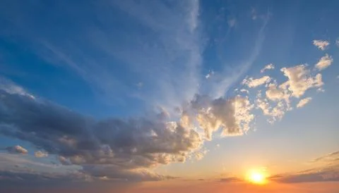 Dramatic sunset sky with vibrant colors and beautiful cloud formations Foto stock