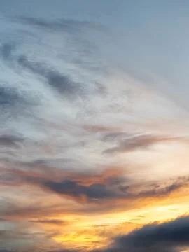 Dramatic Sunset Sky With Wispy Clouds Stock-Fotos