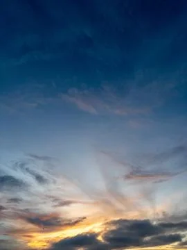 Dramatic Sunset Sky With Wispy Clouds 스톡 사진