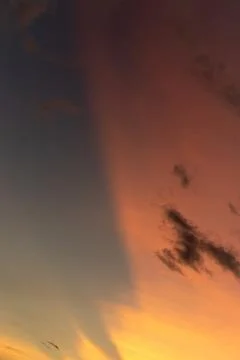 Dramatic Sunset Sky With Wispy Clouds Stockfoto's