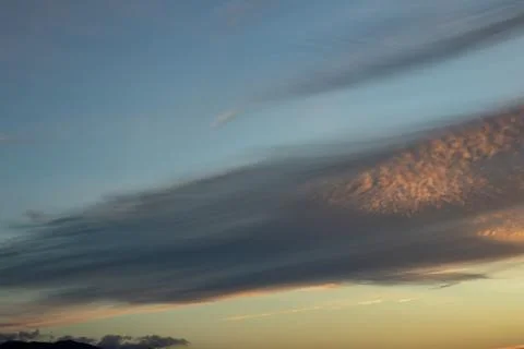 Dramatic Sunset Sky with Wispy Clouds Stockfoto's