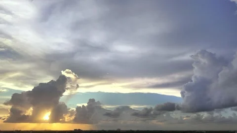 Dramatic Sunset, Sunbeams, Clouds, Sky, Timelapse Video. Video stock 321571652