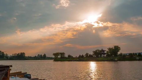 Dramatic Sunset Timelapse With Glowing Sky and Rolling Clouds Video stock 321051868