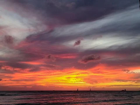 Dramatic Sunset on Waikiki Beach 스톡 사진