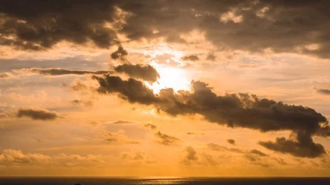 Dramatic Sunset - Yellow Orange Sun - Dramatic Clouds and Ocean View 库存影片 86686178